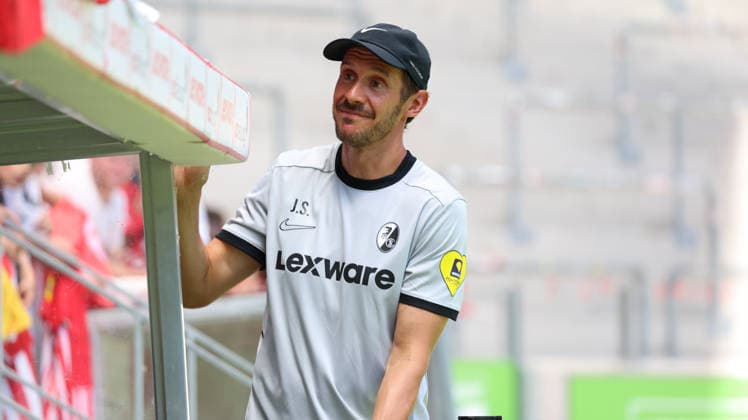 12.07.2026, xrekx, Fussball 1.Bundesliga, SC Freiburg - Trainingsauftakt Saison 2026 27 v.l. Julian Schuster, Trainer (SC Freiburg) (DFL DFB REGULATIONS PROHIBIT ANY USE OF PHOTOGRAPHS as IMAGE SEQUENCES and or QUASI-VIDEO) Freiburg *** July 12, 2026, xrekx, Soccer, Bundesliga 1, SC Freiburg Start of Training for the 2026–27 Season, from left: Julian Schuster, SC Freiburg Coach. DFL and DFB regulations prohibit any use of photographs as image sequences and or quasi-video. Freiburg