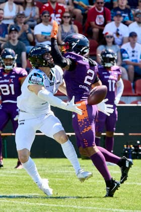 European Football Alliance (EFA), Munich Ravens vs Frankfurt Galaxy, Munich Ravens, Frankfurt Galaxy, 2026-07-12 in München-Unterhaching (Alpenbauer Sportpark Unterhaching) GEYER Louis (Munich Ravens Wide Receiver (WR) Nr7-MUC7), CHAMBERS Mason (Frankfurt Galaxy Defensive Backs (DB) Nr2-FRA2) sportworld München-Unterhaching Alpenbauer Sportpark Unterhachin Bayern Deutschland *** European Football Alliance (EFA), Munich Ravens vs. Frankfurt Galaxy, Munich Ravens, Frankfurt Galaxy, July 12, 2026, in Munich-Unterhaching, Alpenbauer Sportpark, Unterhaching; GEYER, Louis, Munich Ravens wide receiver (WR), No. 7 (MUC7), Mason Chambers, Frankfurt Galaxy, Defensive Backs (DB), No. 2 (FRA2), Sportworld, Munich, Unterhaching, Alpenbauer Sportpark, Unterhaching, Bavaria, Germany