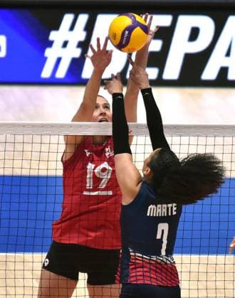 (260712) -- HONG KONG, July 12, 2026 -- Emily Maglio (rear) of Canada competes against Niverka Marte of the Dominican Republic during the match between Canada and the Dominican Republic at the Women s Volleyball Nations League (VNL) 2026 in Hong Kong, south China, July 12, 2026. ) (SP)CHINA-HONG KONG-VOLLEYBALL-NATIONS LEAGUE-WOMEN-CAN VS DOM (CN) LoxPingxFai 