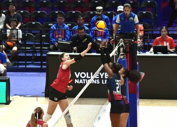 (260712) -- HONG KONG, July 12, 2026 -- Abagayle Guezen (2nd L) of Canada tips the ball during the match between Canada and the Dominican Republic at the Women s Volleyball Nations League (VNL) 2026 in Hong Kong, south China, July 12, 2026. ) (SP)CHINA-HONG KONG-VOLLEYBALL-NATIONS LEAGUE-WOMEN-CAN VS DOM (CN) LoxPingxFai 