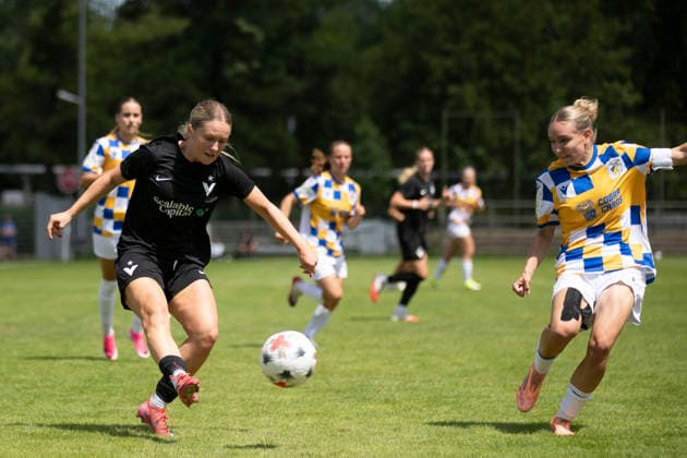 GER, Jena, Fussball, Frauenfussball, Testspiel, FC Carl-Zeiss Jena vs. Viktoria Berlin im Bild v.l.: Leni Fischer (Viktoria Berlin 21), , Flanke, Aktion mit Ball 12.07.2026, Ernst-Abbe Sportfeld Jena DFB REGULATIONS PROHIBIT ANY USE OF PHOTOGRAPHS AS IMAGE SEQUENCES AND OR QUASI-VIDEO, *** GER, Jena, Soccer, Women s Soccer, Friendly Match, FC Carl Zeiss Jena vs. Viktoria Berlin (pictured, from left): Leni Fischer (Viktoria Berlin, 21), , Cross, Action with the ball, July 12, 2026, Ernst Abbe Sportfeld, Jena. DFB regulations prohibit any use of photographs as image sequences and or quasi-video, Copyright: HMBxMedia PaulxFritz