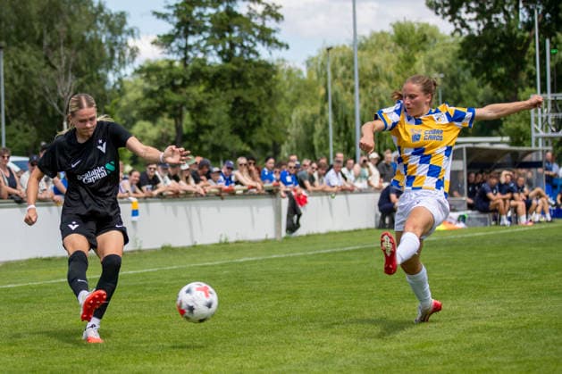 GER, Jena, Fussball, Frauenfussball, Testspiel, FC Carl-Zeiss Jena vs. Viktoria Berlin im Bild v.l.: Melanie Reuter (Viktoria Berlin 07), Aktion mit Ball 12.07.2026, Ernst-Abbe Sportfeld Jena DFB REGULATIONS PROHIBIT ANY USE OF PHOTOGRAPHS AS IMAGE SEQUENCES AND OR QUASI-VIDEO, *** GER, Jena, soccer, women s soccer, exhibition match, FC Carl Zeiss Jena vs. Viktoria Berlin; pictured from left: Melanie Reuter, Viktoria Berlin 07, in action with the ball, July 12, 2026, Ernst Abbe Sportfeld, Jena. DFB regulations prohibit any use of photographs as image sequences and or quasi-video, Copyright: HMBxMedia PaulxFritz