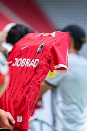 Trainingsauftakt: SC Freiburg, 12.07.2026 SC Trikot welches von einem Fan hingehalten wird für ein Autogram Trainingsauftakt: SC Freiburg, Europa-Park-Stadion, 12.07.2026 DFB DFL REGULATIONS PROHIBIT ANY USE OF PHOTOGRAPHS AS IMAGE SEQUENCES AND OR QUASI-VIDEO. *** SC Freiburg Training Kickoff, July 12, 2026: An SC jersey held up by a fan for an autograph. SC Freiburg Training Kickoff, Europa-Park Stadium, July 12, 2026 DFB and DFL regulations prohibit any use of photographs as image sequences and or quasi-video. Copyright: xBEAUTIFULxSPORTS Boscox