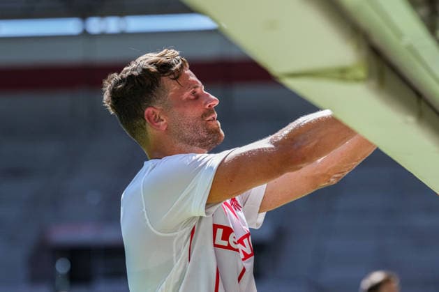 Trainingsauftakt: SC Freiburg, 12.07.2026 Lucas Höler (SC Freiburg, 9) am Autogramme verteilen Trainingsauftakt: SC Freiburg, Europa-Park-Stadion, 12.07.2026 DFB DFL REGULATIONS PROHIBIT ANY USE OF PHOTOGRAPHS AS IMAGE SEQUENCES AND OR QUASI-VIDEO. *** SC Freiburg Training Kickoff, July 12, 2026: Lucas Höler of SC Freiburg signs autographs at 9 a.m. SC Freiburg Training Kickoff, Europa-Park Stadium, July 12, 2026 DFB and DFL regulations prohibit any use of photographs as image sequences and or quasi-video. Copyright: xBEAUTIFULxSPORTS Boscox