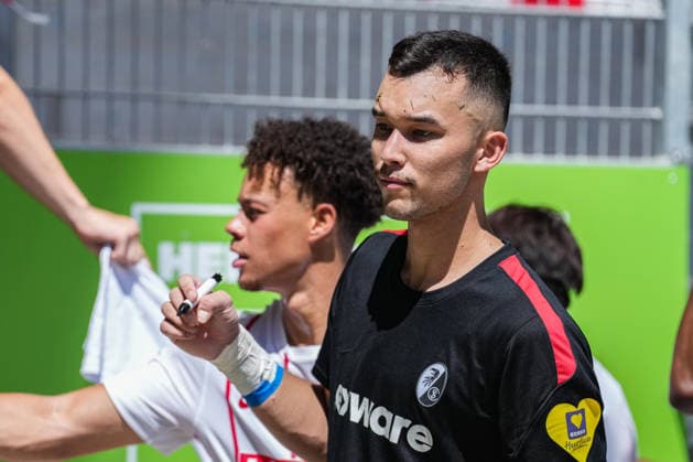 Trainingsauftakt: SC Freiburg, 12.07.2026 Mio Backhaus (SC Freiburg, ) am Autogramme verteilen Trainingsauftakt: SC Freiburg, Europa-Park-Stadion, 12.07.2026 DFB DFL REGULATIONS PROHIBIT ANY USE OF PHOTOGRAPHS AS IMAGE SEQUENCES AND OR QUASI-VIDEO. *** SC Freiburg Training Camp Kickoff, July 12, 2026: Mio Backhaus of SC Freiburg signing autographs at the SC Freiburg training camp kickoff at Europa-Park Stadium, July 12, 2026 DFB and DFL regulations prohibit any use of photographs as image sequences and or quasi-video. Copyright: xBEAUTIFULxSPORTS Boscox