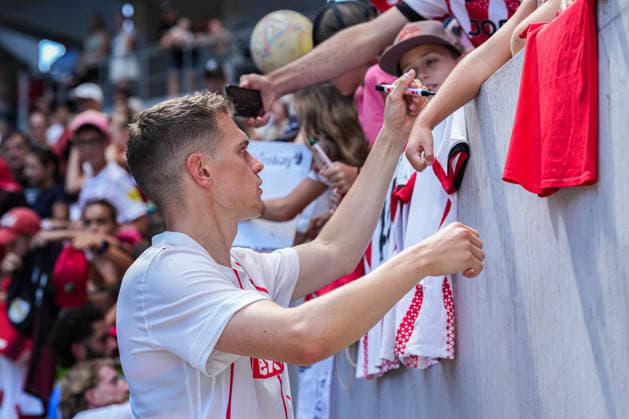 Trainingsauftakt: SC Freiburg, 12.07.2026 Matthias Ginter (SC Freiburg, 28) am Autogramme verteilen Trainingsauftakt: SC Freiburg, Europa-Park-Stadion, 12.07.2026 DFB DFL REGULATIONS PROHIBIT ANY USE OF PHOTOGRAPHS AS IMAGE SEQUENCES AND OR QUASI-VIDEO. *** SC Freiburg Training Kickoff, July 12, 2026: Matthias Ginter of SC Freiburg signs autographs at 28. SC Freiburg Training Kickoff, Europa-Park Stadium, July 12, 2026 DFB and DFL regulations prohibit any use of photographs as image sequences and or quasi-video. Copyright: xBEAUTIFULxSPORTS Boscox