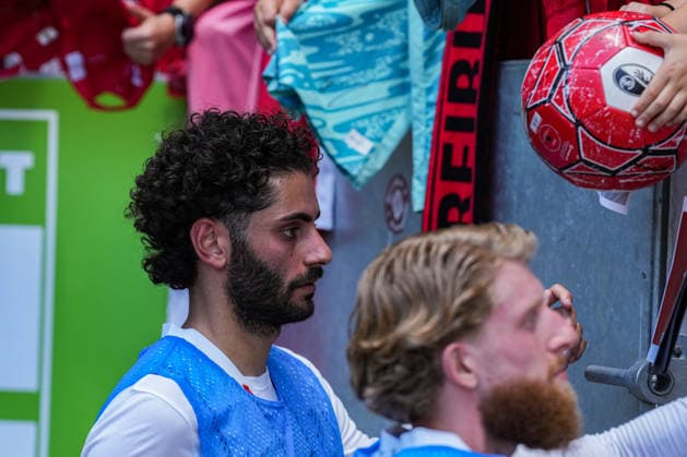 Trainingsauftakt: SC Freiburg, 12.07.2026 Eren Dinkci (SC Freiburg, 18) am Autogramme verteilen Trainingsauftakt: SC Freiburg, Europa-Park-Stadion, 12.07.2026 DFB DFL REGULATIONS PROHIBIT ANY USE OF PHOTOGRAPHS AS IMAGE SEQUENCES AND OR QUASI-VIDEO. *** SC Freiburg Training Kickoff, July 12, 2026: Eren Dinkci of SC Freiburg signs autographs at 6:00 p.m. SC Freiburg Training Kickoff, Europa-Park Stadium, July 12, 2026 DFB and DFL regulations prohibit any use of photographs as image sequences and or quasi-video. Copyright: xBEAUTIFULxSPORTS Boscox