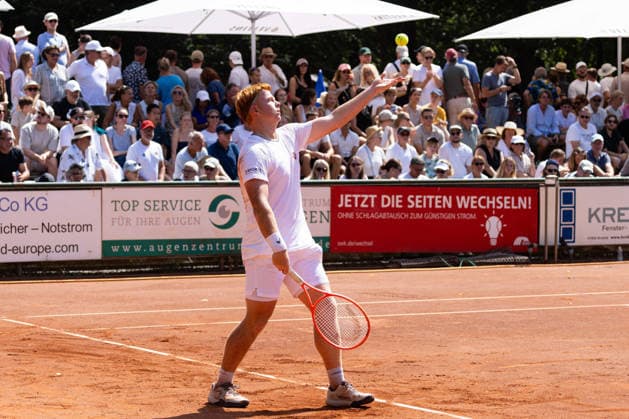 Krefeld, Deutschland 12. Juli 2026: 2. Tennis-Bundesliga Herren Nord - 2026 - Sp. 1 - HTC Blau-Weiß Krefeld gegen Rochusclub Düsseldorf Im Bild: Jamie Mackenzie (Rochusclub) beim Aufschlag HTC Blau Weiß Nordrhein Westfalen *** Krefeld, Germany, July 12, 2026 – 2026 Men’s Tennis Bundesliga North, Match 1: HTC Blau Weiß Krefeld vs. Rochusclub Düsseldorf. Pictured: Jamie Mackenzie of Rochusclub serving against HTC Blau Weiß North Rhine-Westphalia. Copyright: xFotostandx xGoertzx