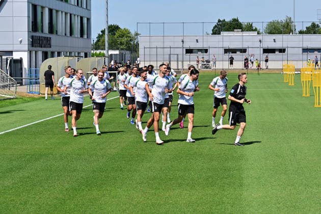 12.07.2026; Moenchengladbach; Fussball, Herren, Saison 2026 2027, Trainingsauftakt Borussia Moenchengladbach Lockeres Einlaufen zu Trainingsbeginn DFL regulations prohibit any use of photographs as image sequences and or quasi-video. ista-Borussia-Park NRW Deutschland *** July 12, 2026, Mönchengladbach Soccer, Men s, 2026–2027 Season, Start of Training at Borussia Mönchengladbach: A relaxed warm-up at the start of training. DFL regulations prohibit any use of photographs as image sequences and or quasi-video. Borussia Park, NRW, Germany