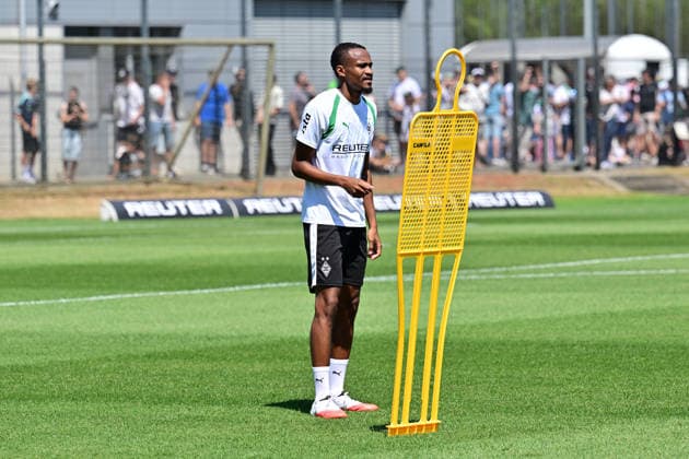 12.07.2026; Moenchengladbach; Fussball, Herren, Saison 2026 2027, Trainingsauftakt Borussia Moenchengladbach Nathan Ngoumou (Gladbach) DFL regulations prohibit any use of photographs as image sequences and or quasi-video. ista-Borussia-Park NRW Deutschland *** July 12, 2026, Mönchengladbach Soccer, Men s, 2026–2027 Season, Start of Training: Borussia Mönchengladbach, Nathan Ngoumou, Gladbach. DFL regulations prohibit any use of photographs as image sequences and or quasi-video content at Borussia Park, NRW, Germany