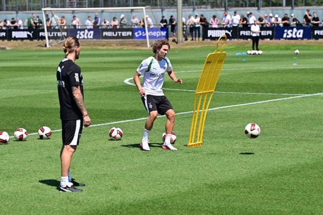 12.07.2026; Moenchengladbach; Fussball, Herren, Saison 2026 2027, Trainingsauftakt Borussia Moenchengladbach Hugo Bolin (Gladbach, re.); Eugen Polanski (Trainer Gladbach, li.) schaut genau hin DFL regulations prohibit any use of photographs as image sequences and or quasi-video. ista-Borussia-Park NRW Deutschland *** July 12, 2026, Mönchengladbach Soccer, Men s, 2026–2027 season, start of training at Borussia Mönchengladbach: Hugo Bolin (Gladbach, right) and Eugen Polanski (Gladbach coach, left) take a close look. DFL regulations prohibit any use of photographs as image sequences and or quasi-video content. Borussia Park, NRW, Germany