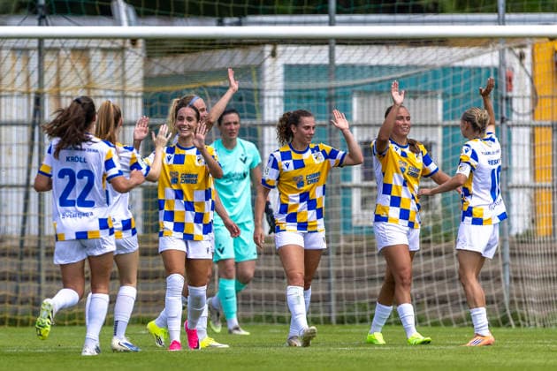 GER, Jena, Fussball, Frauenfussball, Testspiel, FC Carl-Zeiss Jena vs. Viktoria Berlin im Bild v.l.: Jena Torjubel 12.07.2026, Ernst-Abbe Sportfeld Jena DFB REGULATIONS PROHIBIT ANY USE OF PHOTOGRAPHS AS IMAGE SEQUENCES AND OR QUASI-VIDEO, *** GER, Jena, soccer, women s soccer, friendly match, FC Carl Zeiss Jena vs. Viktoria Berlin; pictured, from left: Jena goal celebration, July 12, 2026, Ernst Abbe Sportfeld, Jena. DFB regulations prohibit any use of photographs as image sequences and or quasi-video, Copyright: HMBxMedia PaulxFritz