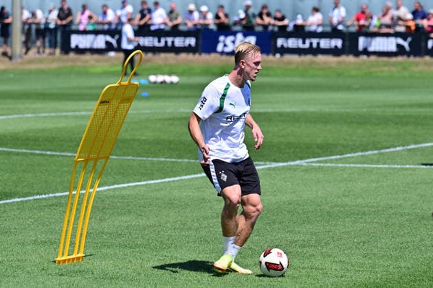 12.07.2026; Moenchengladbach; Fussball, Herren, Saison 2026 2027, Trainingsauftakt Borussia Moenchengladbach Neuzugang Isac Lidberg (Gladbach) DFL regulations prohibit any use of photographs as image sequences and or quasi-video. ista-Borussia-Park NRW Deutschland *** July 12, 2026, Mönchengladbach Soccer, Men s, 2026–2027 Season, Start of Training: Borussia Mönchengladbach New Signing Isac Lidberg, Gladbach. DFL regulations prohibit any use of photographs as image sequences and or quasi-video content at Borussia Park, NRW, Germany