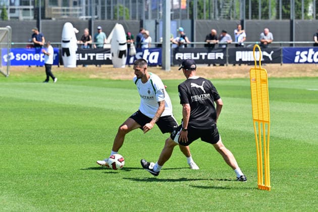 12.07.2026; Moenchengladbach; Fussball, Herren, Saison 2026 2027, Trainingsauftakt Borussia Moenchengladbach Zweikampf zwischen v. li. Tim Kleindienst (Gladbach), Jan-Moritz Lichte Co-Trainer Gladbach) DFL regulations prohibit any use of photographs as image sequences and or quasi-video. ista-Borussia-Park NRW Deutschland *** July 12, 2026, Mönchengladbach Soccer, Men s, 2026–2027 season, start of training for Borussia Mönchengladbach: A tackle between (from left) Tim Kleindienst (Gladbach) and Jan Moritz Lichte (assistant coach, Gladbach). DFL regulations prohibit any use of photographs as image sequences and or quasi-video content. Borussia Park, North Rhine-Westphalia, Germany