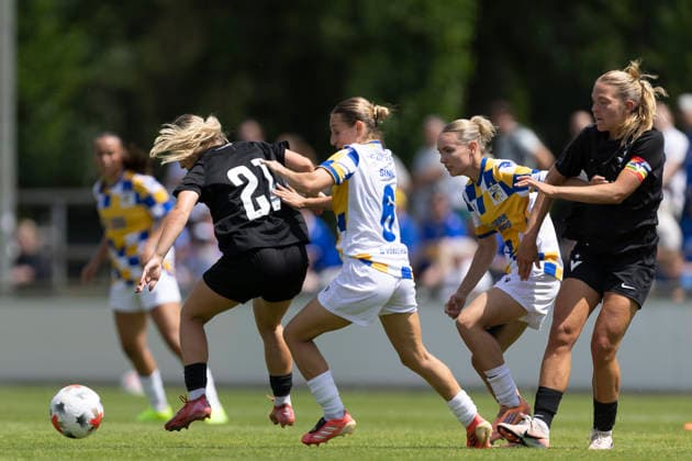 GER, Jena, Fussball, Frauenfussball, Testspiel, FC Carl-Zeiss Jena vs. Viktoria Berlin im Bild v.l.: Leni Fischer (Viktoria Berlin 21), Napsugar Sinka (FC Carl Zeiss Jena 06), Zweikampf 12.07.2026, Ernst-Abbe Sportfeld Jena DFB REGULATIONS PROHIBIT ANY USE OF PHOTOGRAPHS AS IMAGE SEQUENCES AND OR QUASI-VIDEO, *** GER, Jena, Soccer, Women s Soccer, Friendly Match, FC Carl Zeiss Jena vs. Viktoria Berlin (pictured, from left): Leni Fischer (Viktoria Berlin 21), Napsugar Sinka (FC Carl Zeiss Jena 06), tackle on July 12, 2026, Ernst Abbe Sportfeld, Jena. DFB regulations prohibit any use of photographs as image sequences and or quasi-video, Copyright: HMBxMedia PaulxFritz