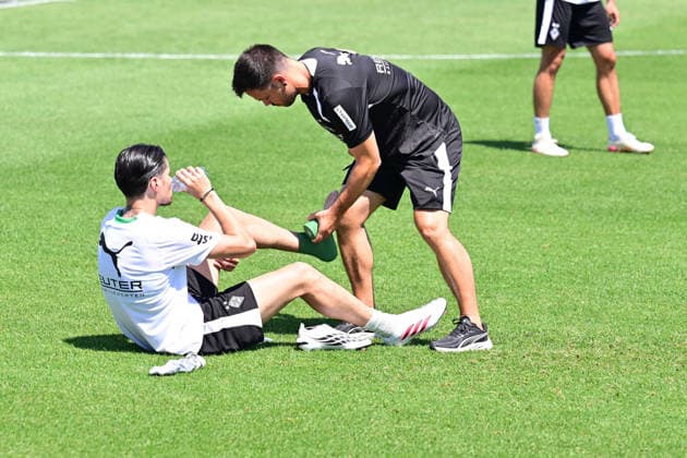 12.07.2026; Moenchengladbach; Fussball, Herren, Saison 2026 2027, Trainingsauftakt Borussia Moenchengladbach Kevin Diks (Gladbach) bekommt den Knoechel bandagiert DFL regulations prohibit any use of photographs as image sequences and or quasi-video. ista-Borussia-Park NRW Deutschland *** July 12, 2026, Mönchengladbach Soccer, Men s, 2026–2027 season, start of training for Borussia Mönchengladbach: Kevin Diks has his ankle bandaged. DFL regulations prohibit any use of photographs as image sequences and or quasi-video content. Borussia Park, NRW, Germany