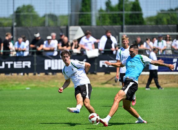12.07.2026; Moenchengladbach; Fussball, Herren, Saison 2026 2027, Trainingsauftakt Borussia Moenchengladbach Zweikampf zwischen v. li. Philipp Sander (Gladbach), Tim Kleindienst (Gladbach) DFL regulations prohibit any use of photographs as image sequences and or quasi-video. ista-Borussia-Park NRW Deutschland *** July 12, 2026, Mönchengladbach Soccer, Men s, 2026–2027 season, start of training for Borussia Mönchengladbach: a tackle between (from left) Philipp Sander (Gladbach) and Tim Kleindienst (Gladbach). DFL regulations prohibit any use of photographs as image sequences and or quasi-video content at Borussia Park, North Rhine-Westphalia, Germany