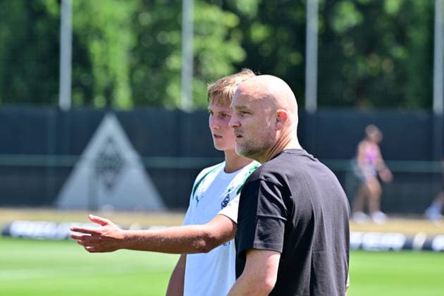 12.07.2026; Moenchengladbach; Fussball, Herren, Saison 2026 2027, Trainingsauftakt Borussia Moenchengladbach Rouven Schroeder (Head of Sports, Gladbach, re.) mit Neuzugang Jan Leszczynski (Gladbach, li.) DFL regulations prohibit any use of photographs as image sequences and or quasi-video. ista-Borussia-Park NRW Deutschland *** July 12, 2026, Mönchengladbach Soccer, Men s, 2026–2027 season, start of training: Borussia Mönchengladbach’s Rouven Schröder, Head of Sports (Gladbach, right), with new signing Jan Leszczynski (Gladbach, left). DFL regulations prohibit any use of photographs as image sequences and or quasi-video content. Borussia Park, NRW, Germany