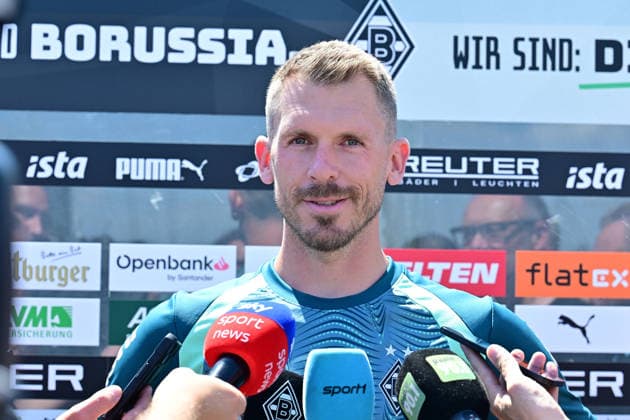 12.07.2026; Moenchengladbach; Fussball, Herren, Saison 2026 2027, Trainingsauftakt Borussia Moenchengladbach Torwart Daniel Batz (Gladbach) stellte sich den Fragen der Presse DFL regulations prohibit any use of photographs as image sequences and or quasi-video. ista-Borussia-Park NRW Deutschland *** July 12, 2026, Mönchengladbach Soccer, Men s, 2026–2027 season, start of training: Borussia Mönchengladbach goalkeeper Daniel Batz answered questions from the press. DFL regulations prohibit any use of photographs as image sequences and or quasi-video content. Borussia Park, North Rhine-Westphalia, Germany