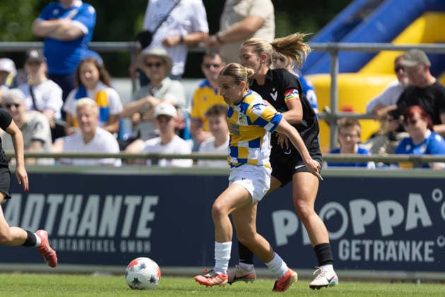 GER, Jena, Fussball, Frauenfussball, Testspiel, FC Carl-Zeiss Jena vs. Viktoria Berlin im Bild v.l.: Napsugar Sinka (FC Carl Zeiss Jena 06), Aneta Polaskova (Viktoria Berlin 27), Zweikampf 12.07.2026, Ernst-Abbe Sportfeld Jena DFB REGULATIONS PROHIBIT ANY USE OF PHOTOGRAPHS AS IMAGE SEQUENCES AND OR QUASI-VIDEO, *** GER, Jena, Soccer, Women s Soccer, Friendly Match, FC Carl Zeiss Jena vs. Viktoria Berlin (pictured, from left): Napsugar Sinka (FC Carl Zeiss Jena 06), Aneta Polaskova (Viktoria Berlin 27), tackle, July 12, 2026, Ernst Abbe Sportfeld, Jena. DFB regulations prohibit any use of photographs as image sequences and or quasi-video, Copyright: HMBxMedia PaulxFritz