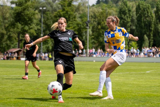 GER, Jena, Fussball, Frauenfussball, Testspiel, FC Carl-Zeiss Jena vs. Viktoria Berlin im Bild v.l.: Aneta Polaskova (Viktoria Berlin 27), Zweikampf 12.07.2026, Ernst-Abbe Sportfeld Jena DFB REGULATIONS PROHIBIT ANY USE OF PHOTOGRAPHS AS IMAGE SEQUENCES AND OR QUASI-VIDEO, *** GER, Jena, Soccer, Women s Soccer, Friendly Match, FC Carl Zeiss Jena vs. Viktoria Berlin (pictured, from left): Aneta Polaskova, Viktoria Berlin 27, tackle, July 12, 2026, Ernst Abbe Sportfeld, Jena. DFB regulations prohibit any use of photographs as image sequences and or quasi-video, Copyright: HMBxMedia PaulxFritz