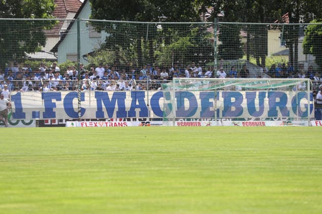 Testspiel: BSG Chemie Leipzig - 1. FC Magdeburg, 12.07.2026 Banner am Gäste-Fanblock: 1. FC MAGDEBURG. Symbolbild, Feature, Fans. Fußball, Saison-Vorbereitung 2026 2027, Testspiel: BSG Chemie Leipzig (Regionalliga Nordost) vs. 1. FC Magdeburg (2. Bundesliga) am 12.07.2026 im Alfred-Kunze-Sportpark, Leipzig Leutzsch. *** Friendly Match: BSG Chemie Leipzig vs. 1 FC Magdeburg, July 12, 2026 – Banner in the 1 FC MAGDEBURG visitor fan section (stock photo), feature, soccer fans, 2026–2027 preseason, Friendly match: BSG Chemie Leipzig (Regionalliga Nordost) vs. 1 FC Magdeburg (2. Bundesliga) on July 12, 2026, at Alfred Kunze Sportpark, Leipzig-Leutzsch Copyright: xBEAUTIFULxSPORTS JanxKaeferx