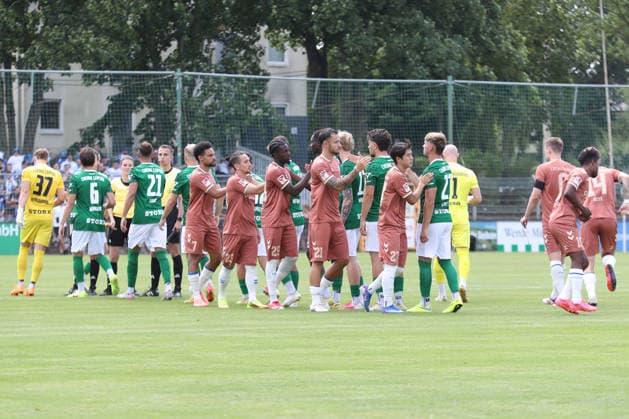 Testspiel: BSG Chemie Leipzig - 1. FC Magdeburg, 12.07.2026 Die Teams begrüßen sich auf dem Rasen. Fußball, Saison-Vorbereitung 2026 2027, Testspiel: BSG Chemie Leipzig (Regionalliga Nordost) vs. 1. FC Magdeburg (2. Bundesliga) am 12.07.2026 im Alfred-Kunze-Sportpark, Leipzig Leutzsch. *** Friendly Match: BSG Chemie Leipzig vs. 1 FC Magdeburg, July 12, 2026. The teams greet each other on the field. Soccer, 2026–2027 preseason, Friendly match: BSG Chemie Leipzig (Regionalliga Nordost) vs. 1 FC Magdeburg (2. Bundesliga) on July 12, 2026, at Alfred Kunze Sportpark, Leipzig-Leutzsch Copyright: xBEAUTIFULxSPORTS JanxKaeferx