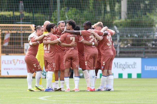 Testspiel: BSG Chemie Leipzig - 1. FC Magdeburg, 12.07.2026 Teamkreis der Startelf vom 1. FC Magdeburg. Fußball, Saison-Vorbereitung 2026 2027, Testspiel: BSG Chemie Leipzig (Regionalliga Nordost) vs. 1. FC Magdeburg (2. Bundesliga) am 12.07.2026 im Alfred-Kunze-Sportpark, Leipzig Leutzsch. *** Friendly Match: BSG Chemie Leipzig vs. 1. FC Magdeburg, July 12, 2026; Starting lineup for 1. FC Magdeburg, 2026–2027 preseason, Friendly match: BSG Chemie Leipzig (Regionalliga Nordost) vs. 1 FC Magdeburg (2. Bundesliga) on July 12, 2026, at Alfred Kunze Sportpark, Leipzig-Leutzsch Copyright: xBEAUTIFULxSPORTS JanxKaeferx