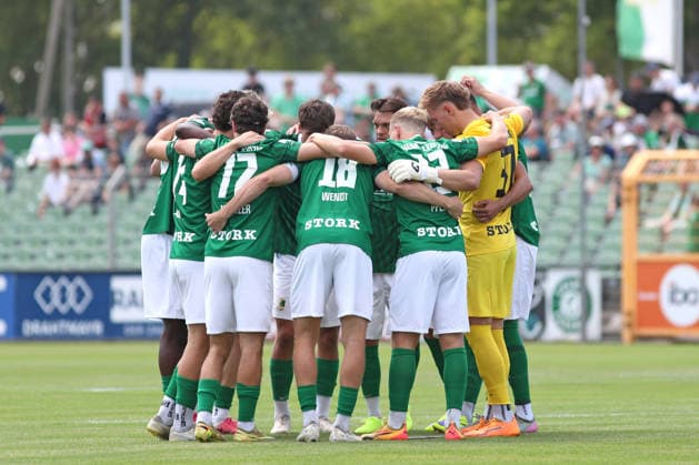 Testspiel: BSG Chemie Leipzig - 1. FC Magdeburg, 12.07.2026 Teamkreis der Startelf der BSG Chemie Leipzig. Fußball, Saison-Vorbereitung 2026 2027, Testspiel: BSG Chemie Leipzig (Regionalliga Nordost) vs. 1. FC Magdeburg (2. Bundesliga) am 12.07.2026 im Alfred-Kunze-Sportpark, Leipzig Leutzsch. *** Friendly Match: BSG Chemie Leipzig vs. 1. FC Magdeburg, July 12, 2026; BSG Chemie Leipzig Starting Lineup, 2026–2027 Season Preparation, Friendly match: BSG Chemie Leipzig (Regionalliga Nordost) vs. 1 FC Magdeburg (2. Bundesliga) on July 12, 2026, at Alfred Kunze Sportpark, Leipzig-Leutzsch Copyright: xBEAUTIFULxSPORTS JanxKaeferx