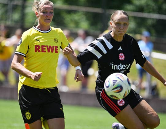 12.07.2026, xophax, Fussball ,2. Frauen-Bundesliga , Frauenfussball. Bourussia Dortmund. Testspiel in der Sportschule Hennef Borussia Dortmund gegen Eintracht Frankfurt II. Alexandra Popp ( Bor. Dortmund ) , links und Ronja Schaer , rechts ( Frankfurt) Koeln *** July 12, 2026, xophax, Soccer, Women s Bundesliga 2, Women s Soccer: Borussia Dortmund Friendly Match at the Hennef Sports School—Borussia Dortmund vs. Eintracht Frankfurt II—Alexandra Popp (Borussia Dortmund, left) and Ronja Schaer (Frankfurt, right)—Cologne