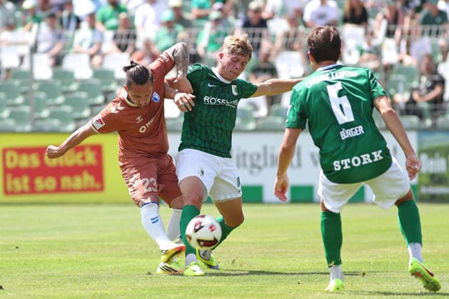 Testspiel: BSG Chemie Leipzig - 1. FC Magdeburg, 12.07.2026 Baris Atik (23, 1. FC Magdeburg) gegen Rajk Lisinski (27, Chemie Leipzig). Fußball, Saison-Vorbereitung 2026 2027, Testspiel: BSG Chemie Leipzig (Regionalliga Nordost) vs. 1. FC Magdeburg (2. Bundesliga) am 12.07.2026 im Alfred-Kunze-Sportpark, Leipzig Leutzsch. *** Friendly Match: BSG Chemie Leipzig vs. 1 FC Magdeburg, July 12, 2026—Baris Atik (23), 1 FC Magdeburg vs. Rajk Lisinski (27), Chemie Leipzig Soccer, 2026–2027 Preseason, Friendly match: BSG Chemie Leipzig (Regionalliga Nordost) vs. 1 FC Magdeburg (2. Bundesliga) on July 12, 2026, at Alfred Kunze Sportpark, Leipzig-Leutzsch Copyright: xBEAUTIFULxSPORTS JanxKaeferx