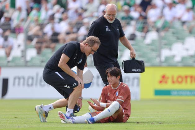 Sport Bilder des Tages 12.07.2026, xtgx, Fussball Testspiel, BSG Chemie Leipzig - 1. FC Magdeburg emspor, v.l. Do Young Yoon (Magdeburg, 27) verletzt, Verletzung, injury, injured (DFL DFB REGULATIONS PROHIBIT ANY USE OF PHOTOGRAPHS as IMAGE SEQUENCES and or QUASI-VIDEO) Leipzig *** July 12, 2026, xtgx, Soccer friendly match, BSG Chemie Leipzig vs. FC Magdeburg emspor, from left: Do Young Yoon (Magdeburg), 27, injured, injury, injured. DFL and DFB regulations prohibit any use of photographs as image sequences and or quasi-video. Leipzig