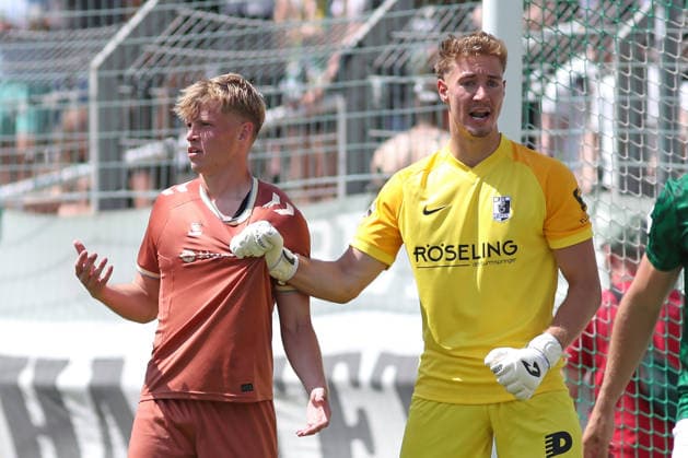 Testspiel: BSG Chemie Leipzig - 1. FC Magdeburg, 12.07.2026 Torwart Marcel Bergmann (37, Chemie Leipzig) hat Leon Mergner (33, 1. FC Magdeburg) im Griff. Fußball, Saison-Vorbereitung 2026 2027, Testspiel: BSG Chemie Leipzig (Regionalliga Nordost) vs. 1. FC Magdeburg (2. Bundesliga) am 12.07.2026 im Alfred-Kunze-Sportpark, Leipzig Leutzsch. *** Friendly Match: BSG Chemie Leipzig vs. 1 FC Magdeburg, July 12, 2026. Goalkeeper Marcel Bergmann (37), Chemie Leipzig, has Leon Mergner (33), 1 FC Magdeburg, under control. Soccer, 2026–2027 preseason, Friendly match: BSG Chemie Leipzig (Regionalliga Nordost) vs. 1 FC Magdeburg (2. Bundesliga) on July 12, 2026, at Alfred Kunze Sportpark, Leipzig-Leutzsch Copyright: xBEAUTIFULxSPORTS JanxKaeferx