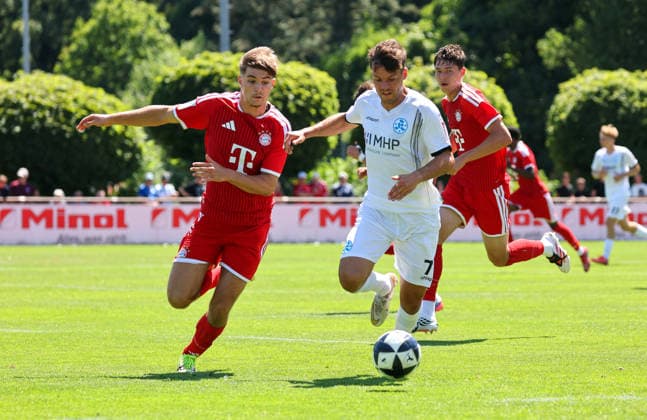 12.07.2026, Deutschland, Stuttgart, Fussball, Testspiel, Regionalliga Südwest, SV Stuttgarter Kickers vs. FC Bayern München II, v.l. Filip Pavic (FC), Yannick Glessing (Kickers) *** July 12, 2026, Germany, Stuttgart, Soccer, Friendly Match, Regionalliga Südwest, SV Stuttgarter Kickers vs. FC Bayern Munich II, from left: Filip Pavic (FC), Yannick Glessing (Kickers)