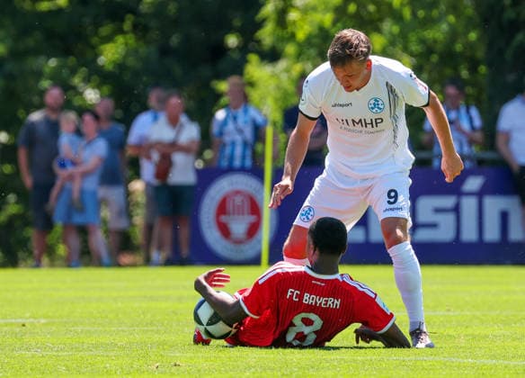 12.07.2026, Deutschland, Stuttgart, Fussball, Testspiel, Regionalliga Südwest, SV Stuttgarter Kickers vs. FC Bayern München II, v.l. Allen Junior Lambe (FC), Sebastian Müller (Kickers) *** July 12, 2026, Germany, Stuttgart, Soccer, Friendly Match, Regionalliga Südwest, SV Stuttgarter Kickers vs. FC Bayern Munich II, from left: Allen Junior Lambe (FC), Sebastian Müller (Kickers)