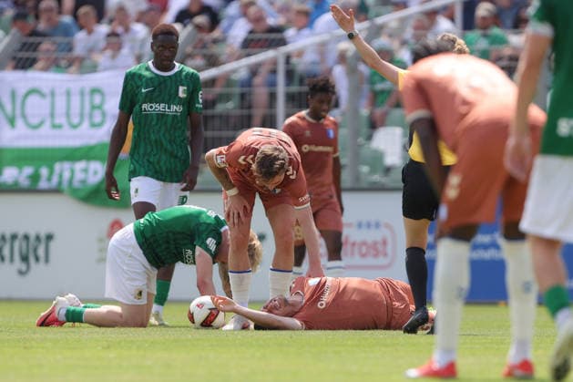 12.07.2026, xtgx, Fussball Testspiel, BSG Chemie Leipzig - 1. FC Magdeburg emspor, v.l. Baris Atik (Magdeburg, 23) verletzt, Verletzung, injury, injured (DFL DFB REGULATIONS PROHIBIT ANY USE OF PHOTOGRAPHS as IMAGE SEQUENCES and or QUASI-VIDEO) Leipzig *** July 12, 2026, xtgx, Soccer friendly match, BSG Chemie Leipzig vs. FC Magdeburg emspor, from left: Baris Atik (Magdeburg), 23 injured, injury, injured DFL DFB REGULATIONS PROHIBIT ANY USE OF PHOTOGRAPHS as IMAGE SEQUENCES and or QUASI-VIDEO Leipzig