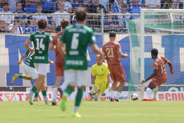 12.07.2026, xtgx, Fussball Testspiel, BSG Chemie Leipzig - 1. FC Magdeburg emspor, v.l. Elias Kratzer (Chemie) Dominik Reimann (Magdeburg, 1) schiesst Tor, schießt, Torschuetze, erzielt Tor, Treffer, scores the goal 1:1 (DFL DFB REGULATIONS PROHIBIT ANY USE OF PHOTOGRAPHS as IMAGE SEQUENCES and or QUASI-VIDEO) Leipzig *** July 12, 2026, xtgx, soccer friendly, BSG Chemie Leipzig vs. FC Magdeburg emspor, from left: Elias Kratzer (Chemie), Dominik Reimann (Magdeburg), 1 scores a goal, shoots, goal scorer, scores, goal, scores the goal 1 1 DFL DFB REGULATIONS PROHIBIT ANY USE OF PHOTOGRAPHS as IMAGE SEQUENCES and or QUASI-VIDEO Leipzig