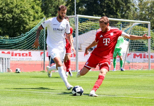 12.07.2026, Deutschland, Stuttgart, Fussball, Testspiel, Regionalliga Südwest, SV Stuttgarter Kickers vs. FC Bayern München II, v.l. Dejan Bozic (Kickers), Benno Schmitz (FC) *** July 12, 2026, Germany, Stuttgart, Soccer, Friendly Match, Regionalliga Southwest, SV Stuttgarter Kickers vs. FC Bayern Munich II, from left: Dejan Bozic (Kickers), Benno Schmitz (FC)