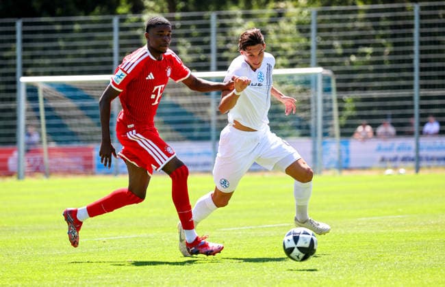 12.07.2026, Deutschland, Stuttgart, Fussball, Testspiel, Regionalliga Südwest, SV Stuttgarter Kickers vs. FC Bayern München II, v.l. Allen Junior Lambe (FC), Ben-Luca Fisher (Kickers) *** July 12, 2026, Germany, Stuttgart, Soccer, Friendly Match, Regionalliga Südwest, SV Stuttgarter Kickers vs. FC Bayern Munich II, from left: Allen Junior Lambe (FC), Ben Luca Fisher (Kickers)