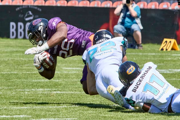 European Football Alliance (EFA), Munich Ravens vs Frankfurt Galaxy, Munich Ravens, Frankfurt Galaxy, 2026-07-12 in München-Unterhaching (Alpenbauer Sportpark Unterhaching) BOUEMBE Antony Marvyn (Frankfurt Galaxy Running Backs (RB) Nr26-FRA26), SCHLABITZ Marcos (Munich Ravens Defensive Back (DB) Nr22-MUC22), BUCKRHAM Divine (Munich Ravens Defensive Back (DB) Nr11-MUC11) sportworld München-Unterhaching Alpenbauer Sportpark Unterhachin Bayern Deutschland *** European Football Alliance (EFA), Munich Ravens vs. Frankfurt Galaxy, Munich Ravens, Frankfurt Galaxy, July 12, 2026, in Munich-Unterhaching, Alpenbauer Sportpark Unterhaching, BOUEMBE Antony Marvyn, Frankfurt Galaxy Running Backs (RB) No. 26 (FRA26), SCHLABITZ Marcos, Munich Ravens, Defensive Back (DB) No. 22 (MUC22), BUCKRHAM Divine, Munich Ravens, Defensive Back (DB) No. 11 (MUC11), Sportworld, Munich, Unterhaching, Alpenbauer Sportpark, Unterhaching, Bavaria, Germany