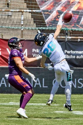 European Football Alliance (EFA), Munich Ravens vs Frankfurt Galaxy, Munich Ravens, Frankfurt Galaxy, 2026-07-12 in München-Unterhaching (Alpenbauer Sportpark Unterhaching) KÖHNCKE Eric (Munich Ravens Defensive Back (DB) Nr28-MUC28), STRAHMANN Nico (Frankfurt Galaxy Wide Receivers (WR) Nr19-FRA19) sportworld München-Unterhaching Alpenbauer Sportpark Unterhachin Bayern Deutschland *** European Football Alliance (EFA), Munich Ravens vs. Frankfurt Galaxy, Munich Ravens, Frankfurt Galaxy, July 12, 2026, in Munich-Unterhaching, Alpenbauer Sportpark, Unterhaching; Eric KÖHNCKE, Munich Ravens Defensive Back (DB) No. 28 (MUC28), Nico Strahmann, Frankfurt Galaxy, Wide Receiver (WR) No. 19 (FRA19), Sportworld, Munich, Unterhaching, Alpenbauer Sportpark, Unterhaching, Bavaria, Germany