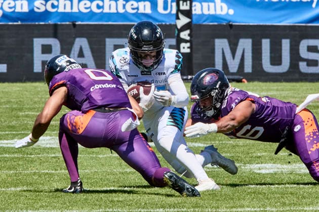 European Football Alliance (EFA), Munich Ravens vs Frankfurt Galaxy, Munich Ravens, Frankfurt Galaxy, 2026-07-12 in München-Unterhaching (Alpenbauer Sportpark Unterhaching) STRICKER Konstantin (Munich Ravens Wide Receiver (WR) Nr14-MUC14), HENRIQUE Roedion (Frankfurt Galaxy Defensive Backs (DB) Nr0-FRA0), GAYE Taslim (Frankfurt Galaxy Defensive Line (DL) Nr96-FRA96) sportworld München-Unterhaching Alpenbauer Sportpark Unterhachin Bayern Deutschland *** European Football Alliance (EFA), Munich Ravens vs. Frankfurt Galaxy, Munich Ravens, Frankfurt Galaxy, July 12, 2026, in Munich-Unterhaching, Alpenbauer Sportpark Unterhaching; STRICKER Konstantin, Munich Ravens wide receiver (WR) No. 14 (MUC14), HENRIQUE Roedion, Frankfurt Galaxy, Defensive Backs (DB), No. 0, FRA0; GAYE Taslim, Frankfurt Galaxy, Defensive Line (DL), No. 96, FRA96; Sportworld, Munich, Unterhaching, Alpenbauer Sportpark, Unterhaching, Bavaria, Germany