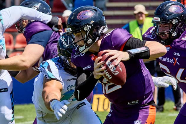 European Football Alliance (EFA), Munich Ravens vs Frankfurt Galaxy, Munich Ravens, Frankfurt Galaxy, 2026-07-12 in München-Unterhaching (Alpenbauer Sportpark Unterhaching) GARBERS Ethan (Frankfurt Galaxy Quarterbacks (QB) Nr12-FRA12), ZIRNGIBL Johannes (Munich Ravens Defensive Line (DL) Nr15-MUC15) sportworld München-Unterhaching Alpenbauer Sportpark Unterhachin Bayern Deutschland *** European Football Alliance (EFA), Munich Ravens vs. Frankfurt Galaxy, Munich Ravens, Frankfurt Galaxy, July 12, 2026, at Alpenbauer Sportpark in Unterhaching, Munich, GARBERS Ethan, Frankfurt Galaxy Quarterback (QB) No. 12 (FRA12), Johannes ZIRNGIBL, Munich Ravens, Defensive Line (DL), No. 15 (MUC15), Sportworld, Munich, Unterhaching, Alpenbauer Sportpark, Unterhaching, Bavaria, Germany