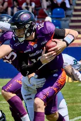 European Football Alliance (EFA), Munich Ravens vs Frankfurt Galaxy, Munich Ravens, Frankfurt Galaxy, 2026-07-12 in München-Unterhaching (Alpenbauer Sportpark Unterhaching) GARBERS Ethan (Frankfurt Galaxy Quarterbacks (QB) Nr12-FRA12), ZIRNGIBL Johannes (Munich Ravens Defensive Line (DL) Nr15-MUC15) sportworld München-Unterhaching Alpenbauer Sportpark Unterhachin Bayern Deutschland *** European Football Alliance (EFA), Munich Ravens vs. Frankfurt Galaxy, Munich Ravens, Frankfurt Galaxy, July 12, 2026, at Alpenbauer Sportpark in Unterhaching, Munich, GARBERS Ethan, Frankfurt Galaxy Quarterback (QB) No. 12 (FRA12), Johannes ZIRNGIBL, Munich Ravens, Defensive Line (DL), No. 15 (MUC15), Sportworld, Munich, Unterhaching, Alpenbauer Sportpark, Unterhaching, Bavaria, Germany