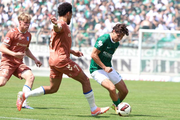 Deutschland: Freundschaftsspiel 2026 - 2027, BSG Chemie Leipzig - 1. FC Magdeburg, Alfred-Kunze Sportpark (Leipzig): Julius Hoffmann (BSG Chemie Leipzig, 19) am Ball *** Germany Friendly Match 2026 2027, BSG Chemie Leipzig vs. 1 FC Magdeburg, Alfred Kunze Sportpark Leipzig, Julius Hoffmann, BSG Chemie Leipzig, 19 on the ball Copyright: xLucasxWalterx