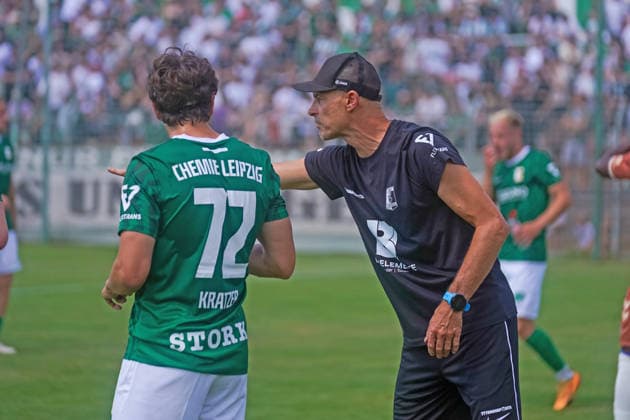 Alexander Schmidt (BSG Chemie Leipzig, Cheftrainer) gibt Neuzugang Elias Kratzer (BSG Chemie Leipzig, 72) taktische Anweisungen waehrend einer Trinkpause BSG Chemie Leipzig vs. 1. FC Magdeburg, Fussball, Testspiel, Saison 2026 2027, 12.07.2026 BSG Chemie Leipzig vs. 1. FC Magdeburg, Fussball, Testspiel, Saison 2026 2027, 12.07.2026 Leipzig *** Alexander Schmidt, head coach of BSG Chemie Leipzig, gives new signing Elias Kratzer of BSG Chemie Leipzig 72 tactical instructions during a water break in the BSG Chemie Leipzig vs. 1 FC Magdeburg soccer friendly, 2026–2027 season, July 12, 2026, BSG Chemie Leipzig vs. 1 FC Magdeburg, soccer, friendly match, 2026–2027 season, July 12, 2026, Leipzig Copyright: xEibner-Pressefoto PiaxSchindlerx EP_PSR