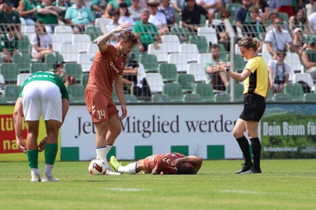 Deutschland: Freundschaftsspiel 2026 - 2027, BSG Chemie Leipzig - 1. FC Magdeburg, Alfred-Kunze Sportpark (Leipzig): Verletzung von Baris Atik (1. FC Magdeburg, 23) *** Germany Friendly Match 2026 2027, BSG Chemie Leipzig vs. 1 FC Magdeburg, Alfred Kunze Sportpark, Leipzig; Injury to Baris Atik of 1 FC Magdeburg, 23 Copyright: xLucasxWalterx