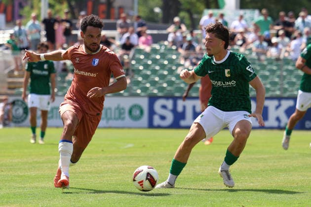 Deutschland: Freundschaftsspiel 2026 - 2027, BSG Chemie Leipzig - 1. FC Magdeburg, Alfred-Kunze Sportpark (Leipzig): Herbert Bockhorn (1. FC Magdeburg, 7) im Zweikampf mit Valon Aliji (BSG Chemie Leipzig, 14) *** Germany Friendly Match 2026 2027, BSG Chemie Leipzig vs. 1 FC Magdeburg, Alfred Kunze Sportpark, Leipzig; Herbert Bockhorn (1 FC Magdeburg), No. 7, in a tackle with Valon Aliji (BSG Chemie Leipzig), No. 14 Copyright: xLucasxWalterx