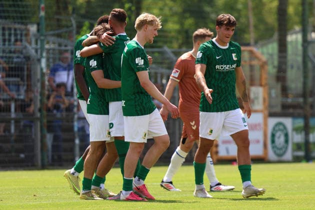 Deutschland: Freundschaftsspiel 2026 - 2027, BSG Chemie Leipzig - 1. FC Magdeburg, Alfred-Kunze Sportpark (Leipzig): Tor und Jubel von Elias Kratzer (BSG Chemie Leipzig, 72) *** Germany Friendly Match 2026 2027, BSG Chemie Leipzig vs. 1 FC Magdeburg, Alfred Kunze Sportpark, Leipzig: Goal and celebration by Elias Kratzer of BSG Chemie Leipzig, 72 Copyright: xx