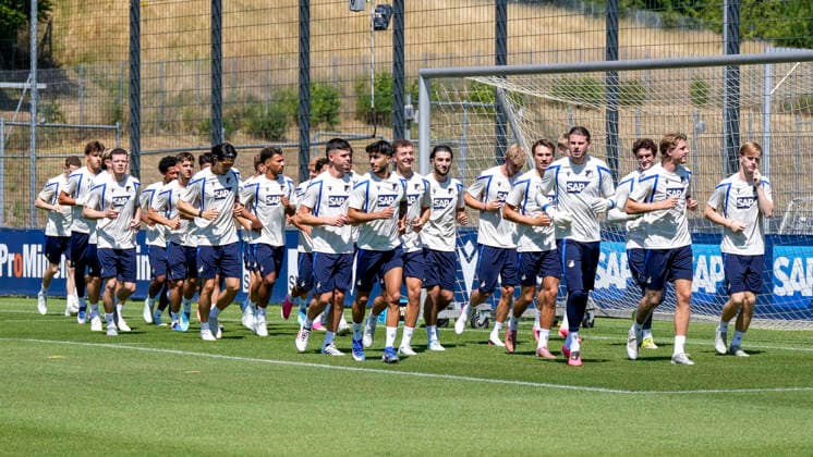 Sport Bilder des Tages Spieler der TSG 1899 Hoffenheim beim Aufwärmen, Aufwärmprogramm, Warmlaufen, Aktion, Action, 12.07.2026, Zuzenhausen (Deutschland), Fussball, Bundesliga, Trainingsauftakt TSG 1899 Hoffenheim, DFB DFL REGULATIONS PROHIBIT ANY USE OF PHOTOGRAPHS AS IMAGE SEQUENCES AND OR QUASI-VIDEO. *** TSG 1899 Hoffenheim players warming up, warm-up routine, warming up, action, July 12, 2026, Zuzenhausen, Germany, soccer, Bundesliga, start of training for TSG 1899 Hoffenheim, DFB and DFL regulations prohibit any use of photographs as image sequences and or quasi-video xozx